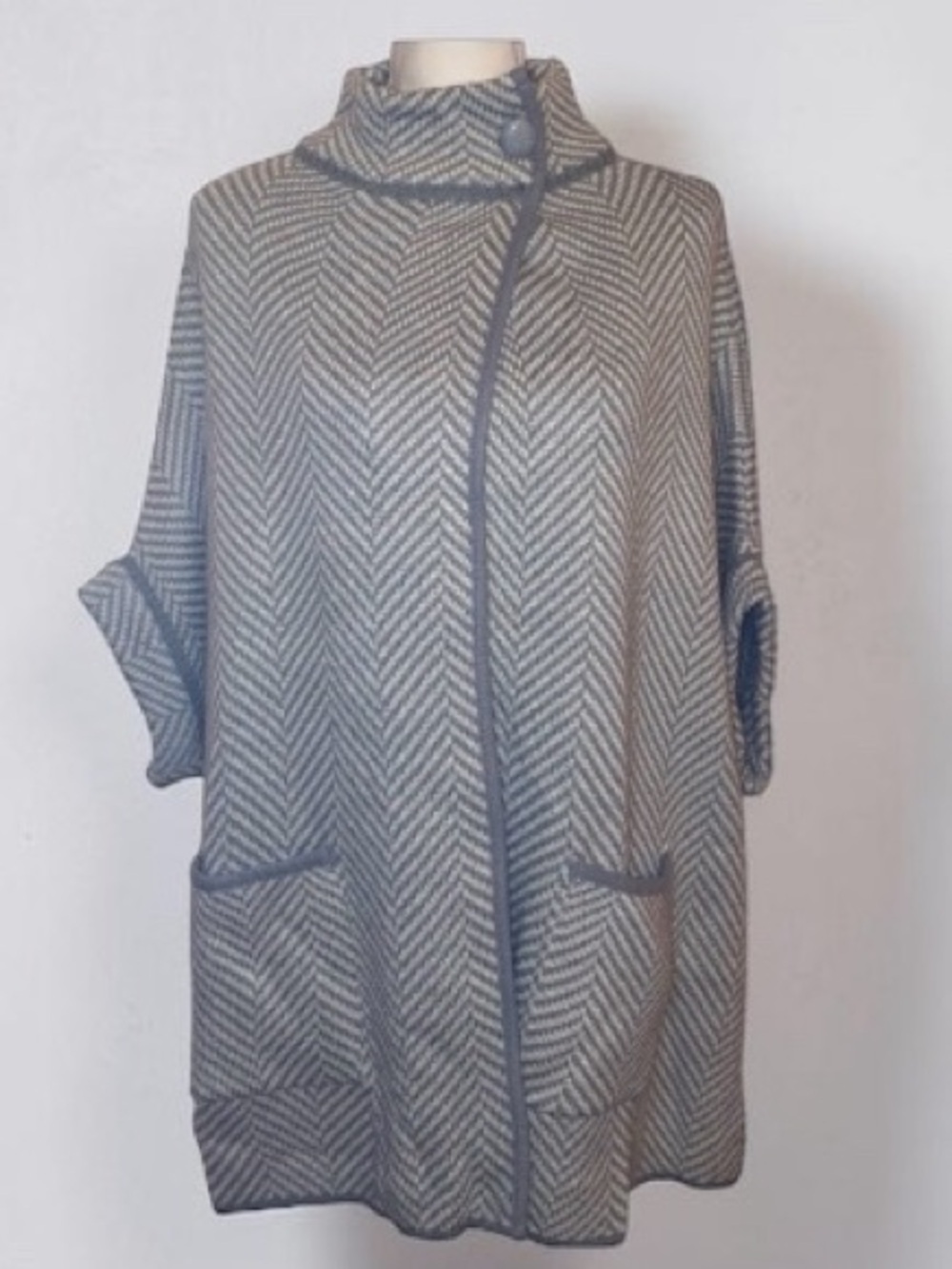 LAUREN CONRAD Riding Cape Sweater Chevron Pattern Gray/White ONE SIZE Fits Most
